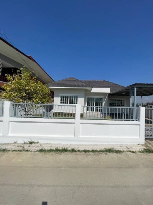 บ้านสร้างใหม่ บรรยากาศดี วิวทุ่งนาลมเย็นๆ 2.39 ล้าน 68 ตรว. ป่าขุย ดอยสะเก็ด บ้านเดี่ยวชั้นเดียว เจ้าของยังไม่เคยเข้าอยู่ มีสนามหญ้านั่งเล่นหน้าบ้าน เงียบสงบ ไม่พลุกพล่าน แต่ไม่ไกลเมืองเนื้อที่ 68 ตรว.พื้นที่ใช้สอย 133 ตรม.3 ห้องนอน 2 ห้องน้ำ1 ห้องครัว2 ที่จอดรถสถานที่ใกล้เคียงห่างจากเซ็นทรัลเฟสติวัล 9 กม. ห่างห้างใหม่ Meta mall ริมปิง 3.9 กม.ห่างสนามบิน 15 กม. ห่าง ตลาดท่ารั้ว