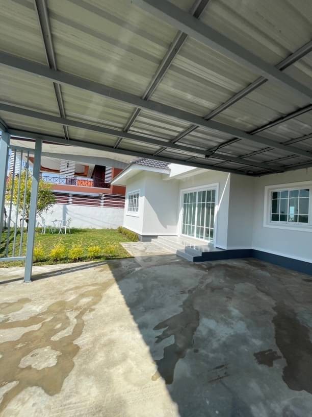 บ้านสร้างใหม่ บรรยากาศดี วิวทุ่งนาลมเย็นๆ 2.39 ล้าน 68 ตรว. ป่าขุย ดอยสะเก็ด บ้านเดี่ยวชั้นเดียว เจ้าของยังไม่เคยเข้าอยู่ มีสนามหญ้าหน้าบ้าน