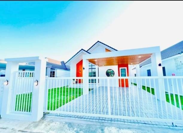 บ้านสวย ราคาจับต้องได้ ราคาเริ่มต้น 2.xx ล้าน บ้านเดี่ยวสไตล์นอร์ดิก มินิมอล​​ โซนหางดง​-​เชียงใหม่​ 3 ห้องนอน 2 ห้อง​น้ำ​ 1 ห้องรับแขก1 ห้องครัว​ 2 ที่จอดรถ​ ขนาดที่ดินเริ่มต้น​ 55-63 ตรว.​พร้อม​ของแถม​จัดเต็ม​ฟรีฉนวนความร้อนใต้หลังคาฟรีท่อกำจัดปลวก มด แมลง รอบคานฟรีปูหญ้ารอบบ้าน ฟรีฝักบัวแบบเรนชาวเวอร์ฟรีเคาร์เตอร์ครัวพร้อมซิ้งล้างจานฟรีมิเตอร์น้ำฟรีมิเตอ