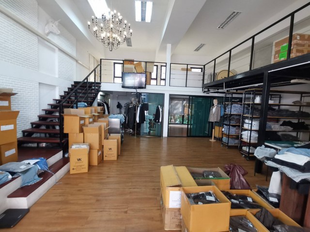 ขายออฟฟิศสไตล์ลอฟ  1 ชั้น ครึ่ง เนื้อที่รวม 65.6 ตรว. 2 โฉนดติดกัน ทำเลดีสุดๆ อยู่ในซอย กรุงเทพนนท์ 32   เขตบางซื่อ  กรุงเทพฯ