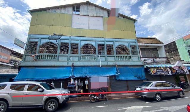 รายละเอียดเพิ่มเติมCode ID :  PKK04-05324ราคาขาย      5,799,000 บาท- ขนาดพื้นที่ :     72.80 ตร.ว  - พื้นที่ใช้สอย :    607.50 ตร.ม- จำนวนห้อง :   3 ห้องนอน 4 ห้องน้ำ- ที่จอดรถ :      1 คัน- อาคารพาณิชย์  :  3 ชั้น- อาคารพาณิชย์หันทางทิศ : -- อายุอาคาร :    30 ปีพิกัดทรัพย์  :   https://maps.app.goo.gl/ZTwskHeCvMurQBjH9สถานที่ใกล้เคียง- ใกล้โลตัส โกเฟรช โรงพยาบาลสตูล - ใกล้บิ๊กซี ซูเปอร์เซ็นเตอร์ สตูล - ใกล้แม็คโคร สตูล- ใกล้โรงพยาบาลสตูล สอบถามเพิ่มเต�