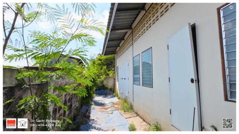 M08221-23ที่ดินแปลงสวย พร้อมสิ่งปลูกสร้าง อ.บางเลน จากถนน 3004 เข้ามาเพียง 1.3 กม.– เนื้อที่ทั้งหมด 1 ไร่ 50 ตารางวา (450 ตรว.) (3 แปลง)– ที่ดิน กว้าง 50 ม. ลึก 36.5 ม. โดยประมาณ– ที่ดินหันหน้า ทิศตะวันตกเฉียงใต้ ติดทางสาธารณะ ถนนกว้าง 6 ม.– บ้าน 1 ชั้น 2 หลัง (พท.ใช้สอยประมาณ 400 ตร.ม.)– 4 ห้องนอน 2 ห้องน้ำ 1 ห้องอเนกประสงค์ 1 ห้องครัว 1 ห้องโถงใหญ่– อาคารอเนกประสงค์มีหลังคา และบ้านพักคนงาน 1 อาคาร– 2 ห