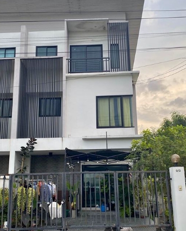 ให้เช่าทาวน์โฮม 3 ชั้น หลังมุม ย่านเฉลิมพระเกียรติ 30 เนื้อที่ 35 ตรว 