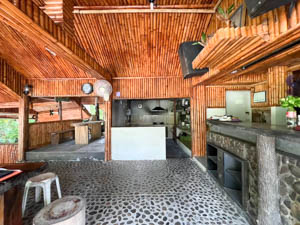 พื้นที่ให้เช่า-ติดถนนรอบเกาะสมุยสำหรับกิจการร้านค้า และ ร้านอาหารทุกประเภท.ที่ตั้ง: ถนนเชิงมน-ต.บ่อผุด, อ.เกาะสมุย จ.สุราษฯขนาดพื้นที่: 82 ตารางวา.คุณสมบัติเด่น:- ติดถนนเส้นหลักๆ เชิงมน - ใกล้โรงแรมไฮแอท รีเจนซี่ เกาะสมุย- พื้นที่กว้างขวาง มีพื้นที่จอดรถ ได้หลายคัน- มีห้องนอน/ห้องทำงาน- ห้องน้ำ- ห้องครัว .รายละเอียด:- ทำเลดีมากๆ- ทำให้คุณได้กลายเป็นธุรกิจที่ประส