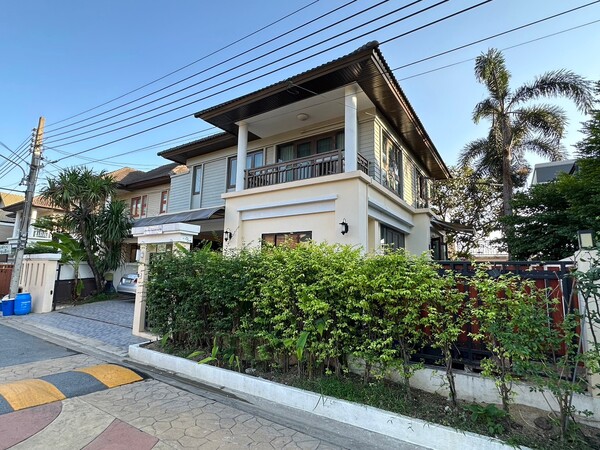 ขายบ้านเดี่ยว 2 ชั้น หมู่บ้านอารียา สวนา 1 บ้านสวย พร้อมสระว่ายน้ำในตัว ติดถนนเกษตร-นวมินทร์ เดินทางสะดวกมาก ทำเลดีมากราคา 13,900,000 บาท พร้อมโอนรายละเอียดบ้าน– พื้นที่  71 ตร.ว–  3 ห้องนอน / 3 ห้องน้ำ– 1 ห้องรับแขก– 1 ห้องทำงาน-1 ห้องรับประทานอาหาร (ต่อเติมเพิ่ม)-2 ที่จอดรถ-ตกแต่ง built-in  แอร์ 6 ตัว-สระว่ายน้ำ ขนาด 8*2.5 เมตร ลึก 1.4 เมตร  ระบบน้ำเกลือ-บ้านหันหน้าทิศเหนือ บ้านไม่ร้อน การ