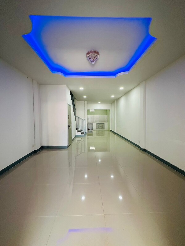 ขายทาวน์เฮ้าส์ ในหมู่บ้านปิยวรารมย์ เฟส2 รีโนเวทใหม่ สวย พร้อมอยู่