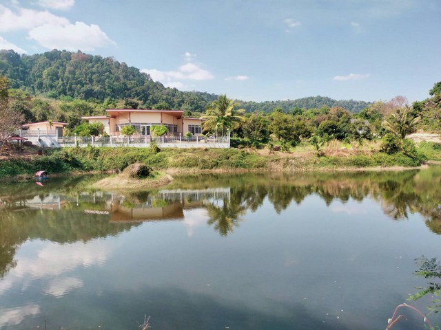 ขายบ้านสร้างใหม่ขนาดใหญ่สองหลังพร้อมสวนทุเรียนใกล้ถนนหมายเลข 3 อ.แกลง จ.ระยอง