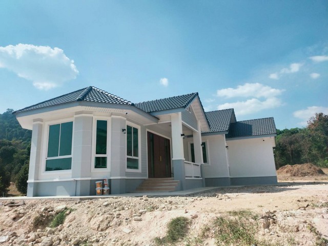 ขายบ้านสร้างใหม่ขนาดใหญ่สองหลังพร้อมสวนทุเรียนใกล้ถนนหมายเลข 3 อ.แกลง จ.ระยอง