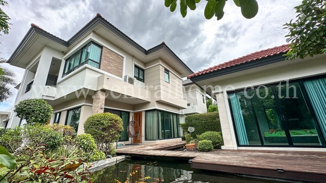 รหัสทรัพย์  4518บ้านเดี่ยว แกรนด์ บางกอก บูเลอวาร์ด ราชพฤกษ์ - รัตนาธิเบศร์ แปลงใหญ่ หลังมุมที่ตั้ง : ถ.ราชพฤกษ์ ต.บางรักน้อย อ.เมืองนนทบุรี จ.นนทบุรี 11000รายละเอียดทรัพย์ - บ้านเดี่ยว 2 ชั้น, แบบบ้าน Grand Hortensia- ขนาดพื้นที่ 135.4 ตารางวา, พื้นที่ใช้สอย 451 ตารางเมตร- คฤหาสน์หรู  4 ห้องนอน, 5 ห้องน้ำ, 1 ห้องครัว, 2 ห้องรับแขก, 1 ห้องแม่บ้าน พร้อมห้องอาบน้ำ- 1 ครัวไทย Built in ครัว ,1 Family Room, 1 Dining Room, 1 Pantry- 1 Green