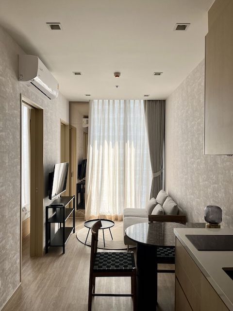 Noble State 39 is private, quiet, clean, 23rd floor, BTS Phrom Phong.***Service for selling/renting houses, condos and giving advice. If interested, contact at any time***Interested in additional details or pictures or making an appointment to see the room?Contact Ekachai (Aui)T. 089-799-5598Line ID: @auiauiaui001 (add @ in front)Room type: 1 bedroom, 1 bathroomSize 30 sq m., 23rd floorNew, clean room, beautifully decorated, ready to move in.details-------------------------------------------------- ------------Rental price: 30,000 baht/month-------------------------------------------------- ------------* Complete electrical appliances- Air conditioning- fridge- TV- washing machine-------------------------------------------------- ------------*Facilities worth using  - playground- Indoor swimming pool, 180 degree city view- Fitness room on the 37th floor- Steam room, separated for men and women, on the 37th floor.- Lounge and club on the 11th floor---------------------------------------