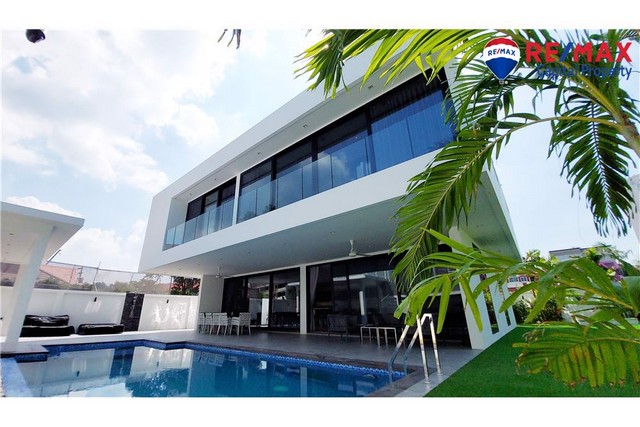 พูลวิลล่าหรู 5 ห้องนอนในพระตำหนัก                        