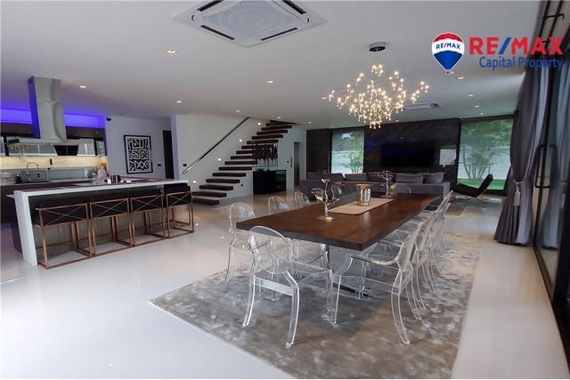 พูลวิลล่าหรู 5 ห้องนอนในพระตำหนัก