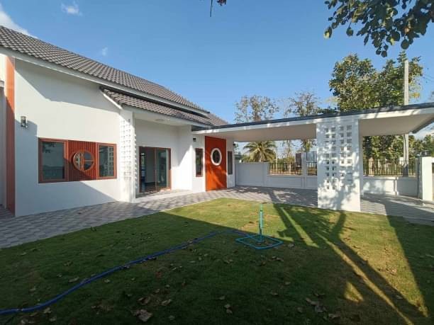 ตอบโจทย์คนรุ่นใหม่ น่ารักสุดๆในย่านนี้ ขายเพียง 2.29 ล้าน บ้านเดี่ยวชั้นเดียว #สไตล์มินิมอล #หนองแก๋ว #หางดง #บ้านสร้างใหม่ พื้นที่กว้างขวาง #ซื้ออยู่เองหรือปล่อยเช่าได้ #สามารถเปิดคาเฟ่เล็กๆได้พื้นที่ 60 ตรว.พื้นที่ใช้สอย 144 ตรม.3 ห้องนอน 2 ห้องน้ำ1 ห้องรับแขก 1 ครัวใน1 ครัวนอกพื้นที่ซักล้างที่จอดรถ 2 คันบ้านแบบนี้ ตอบโจทย์คนรุ่นใหม่สุดๆ อยู่อาศัยเอง แล้วเปิดร้าน