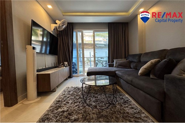 สำรวจเสน่ห์ของ Grand Avenue Residence ในพัทยากลาง! ที่พักสุดหรูขนาด 1 ห้องนอน 1 ห้องน้ำในอาคาร A มอบความสะดวกสบายทันสมัยขนาด 36 ตร.ม. ตั้งอยู่บนชั้นล่างสะดวกพร้อมทางเข้าสวน เหมาะสำหรับวันหยุดพักผ่อนหรือการลงทุน เพลิดเพลินกับการเข้าถึงสถานที่ท่องเที่ยวของพัทยาได้อย่างง่ายดาย อย่าพลาด - คว้าโอกาสนี้วันนี้! ติดต่อเราเพื่อชมคุณสมบัติที่สำคัญ:1 ห้องนอน,1 ห้องน้ำ,เฟอร์นิเจอร�