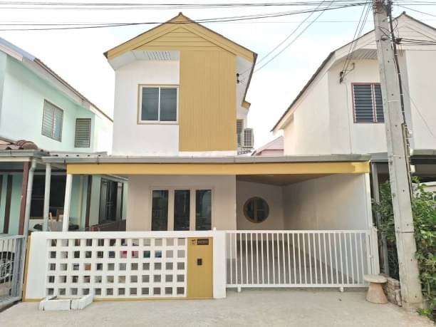 ขายถูกสุดๆ พร้อมของแถมจัดเต็ม เพียง 1.39 ล.เท่านั้น บ้าน 2 ชั้น #โซนสันกำแพง #รีโนเวทใหม่ #สไตล์มินิมอล #เครื่องใช้ไฟฟ้าและเฟอร์นิเจอร์ครบครัน #หิ้วกระเป๋าเข้าอยู่ได้เลยพื้นที่ใช้สอยกว่า 60 ตร.ม2 ห้องนอน 2 ห้องน้ำ1 ห้องครัว1 ที่จอดรถเดินทางสะดวกจากเส้นสันกำแพงสายใหม่- ตลาดศรีอรุณพลาซ่า 1 กม- เทศบาลตำบลต้นเปา 4.2 กม- ตลาด เจริญเจริญ 4.1 กม- บิ๊กซีดอนจั่น 7 กมจองรับสิทธิ์พิ