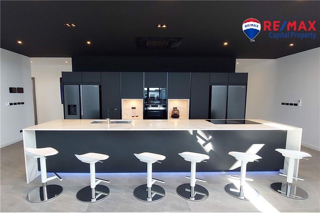 พูลวิลล่าหรู 6 ห้องนอนในสยามรอยัลวิว