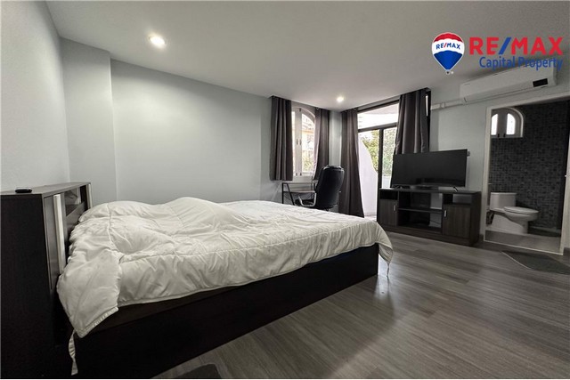 ขายห้องหัวมุมปรับปรุงใหม่ทั้งหมดใน Casa Espana พระตำหนัก เพลิดเพลินกับความสะดวกสบายของสระว่ายน้ำบนชั้นดาดฟ้า ที่จอดรถเฉพาะ และทำเลที่ดีเยี่ยม ห่างจากหาดโคซี่โดยใช้เวลาเดินเพียง 5 นาที The Chocolate Factory, Sky Gallery และ The Forest ช่วยเพิ่มเสน่ห์ให้กับย่านนี้ ติดต่อเราตอนนี้เพื่อดู!คุณสมบัติที่สำคัญ:25 ตร.ม.ตกแต่งใหม่ทั้งหลัง,ชั้น 3,วิวเมืองการเข้าถึงอินเตอร์เน็ตไร้สาย,กรรมสิทธิ์ใน�