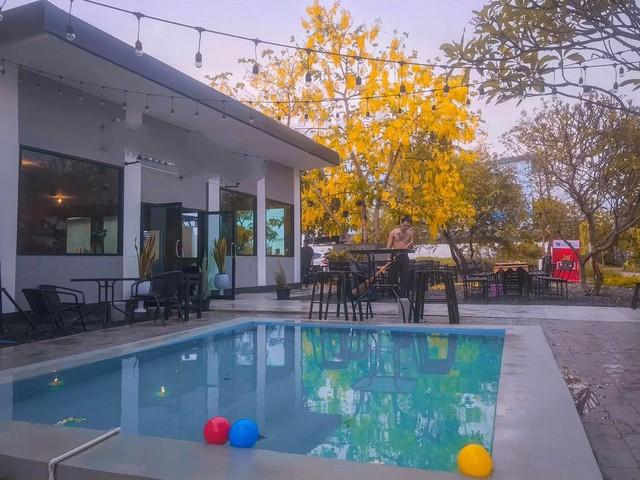 ให้เช่าที่ดิน 1 ไร่ พร้อมสิ่งปลูกสร้าง ถนนบอนด์สตรีท ใกล้เมืองทองธานี เหมาะทำคาเฟ่ หรือร้านอาหารราคาเช่า 35,000 บาท / เดือน ( สัญญาขั้นต่ำ 1 ปี ประกัน 2 เดือน ล่วงหน้า 1 เดือน )ที่ตั้ง ถนนบอนด์สตรีท ตำบลบ้านใหม่ อำเภอปากเกร็ด นนทบุรี 11120ติดต่อ : คุณภัสพงณ์ 063-409-8164Line : deedaa23เนื้อที่ 1 ไร่ พร้อมสิ่งปลูกสร้างเป็นอาคาร 1 ชั้น จอดรถ 15 คัน มีสระว่ายน้ำ เดิมทำเป็นร้านอาหารย่านถนนบอนด์�