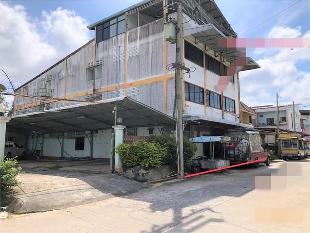 รายละเอียดเพิ่มเติมCode ID : PKK02-11014ราคาขาย       5,273,000 บาท- ขนาดพื้นที่ :   53.40 ตร.ว- พื้นที่ใช้สอย :   746.90 ตร.ม- จำนวนห้อง :   26 ห้องนอน 26 ห้องน้ำ (มีดาดฟ้า)- ที่จอดรถ :   1-2 คัน- บ้านเดี่ยว :   3 ชั้น- บ้านเดี่ยวหันทางทิศ : -- อายุอาคาร : 15 ปีพิกัดทรัพย์    :      https://maps.app.goo.gl/7n2uvXfo2kSB78UY7สถานที่ใกล้เคียง- ใกล้โลตัส โกเฟรช ศรีวิชัย ซอย21 สุราษฎร์ธานี- ใกล้เทสโก้ โลตัส เอ็กซ์เพรส ตลาดสำเภาทอง - ใกล้โรงพยาบาลสุราษฏร์ธาน�