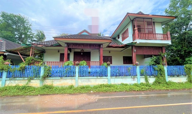 รายละเอียดเพิ่มเติมCode ID :  PKK02-09370ราคาขาย      4,863,000 บาท- ขนาดพื้นที่ :   198 ตร.ว (1 งาน / 98 ตร.ว)  - พื้นที่ใช้สอย :    260 ตร.ม- จำนวนห้อง :   4 ห้องนอน 4 ห้องน้ำ - ที่จอดรถ :      1-2 คัน- บ้านเดี่ยว  :  2 ชั้น- บ้านเดี่ยวหันทางทิศ : -- อายุอาคาร :    13 ปีพิกัดทรัพย์  :   https://maps.app.goo.gl/wyT6j4nxzY8xe3jZ9สถานที่ใกล้เคียง- ใกล้โลตัส สุราษฎร์ธานี - ใกล้โลตัส โกเฟรช ตลาดพ่อขุนทะเล - ใกล้โลตัส โกเฟรช ราชภัฎสุราษฎร์ธานี- ใกล้โรงเรียนนานา�