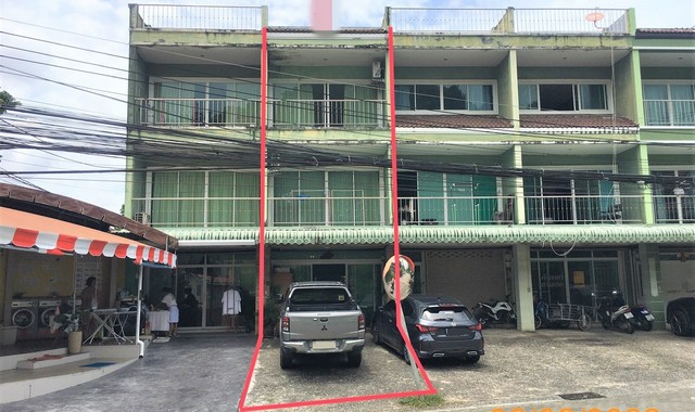 รายละเอียดเพิ่มเติมCode ID : PKK04-05630ราคาขาย     4,500,000 บาท- ขนาดพื้นที่ :   25.40 ตร.ว- พื้นที่ใช้สอย :     204 ตร.ม- จำนวนห้อง :  3 ห้องนอน 4 ห้องน้ำ - ที่จอดรถ :   1 คัน- อาคารพาณิชย์ :   3 ชั้น- อาคารพาณิชย์หันทางทิศ : -- อายุอาคาร :  14 ปีพิกัดทรัพย์   :     https://maps.app.goo.gl/YD4GQJTq4qgg6X7o7สถานที่ใกล้เคียง- ใกล้ตลาดนัดกะทู้- ใกล้โลตัส กะทู้ - ใกล้โรงพยาบาลป่าตอง- ใกล้สวนน้ำภูเก็ตสอบถามเพิ่มเติม/นัดชมโทร. 097-419-5982(พลอย)โทร. 096-932-4624(ออม�