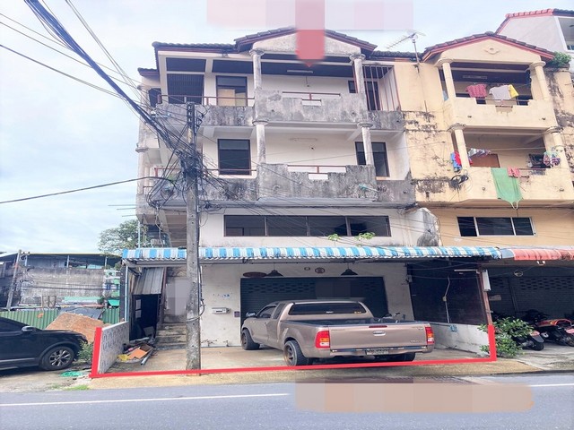 รายละเอียดเพิ่มเติมCode ID : PKK04-05563ราคาขาย      9,109,000 บาท- ขนาดพื้นที่ :   24 ตร.ว- พื้นที่ใช้สอย :     260 ตร.ม- จำนวนห้อง :  6 ห้องนอน 6 ห้องน้ำ (มีชั้นลอย)- ที่จอดรถ :  1 คัน- อาคารพาณิชย์ : 3 ชั้น- อาคารพาณิชย์หันทางทิศ : -- อายุอาคาร :  31 ปีพิกัดทรัพย์   :     https://maps.app.goo.gl/eAkRKh1iULEkVirM8สถานที่ใกล้เคียง- ใกล้โรบินสัน สาขาจังซีลอน- ใกล้โรงพยาบาลป่าตอง- ใกล้มินิ​บิ๊กซี ​ซอยคลองบางวัด- ใกล้บิ๊กซี เอ็กซ์ตร้า ภูเก็ต 2 ส�