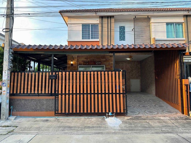 ขาย ทาวน์เฮ้าส์ 2 ชั้น บ้านพฤกษา 82 ประชาอุทิศ-พระราม 2 ต.ในคลองบางปลากด อ.พระสมุทรเจดีย์ จ.สมุทรปราการ รหัสTTR 1568ทาวน์เฮาส์ บ้านพฤกษา 82 ประชาอุทิศ-พระราม2  เนื้อที่ 23.5 ตร.ว.  พื้นที่ใช้สอย 139 ตร.ม.    บ้านหลังมุม   มี 3 ห้องนอน 2 ห้องน้ำ    มีม่าน  มีครัวบิลท์อิน  ปูกระเบื้องพื้นรอบบ้าน  มีเสริมหลังคาด้านหน้าและหลัง (ลงเสาเข็ม)    ปัจจุบันบ้านว่าง  อายุบ้านประมาณ 10 ปี  ค่าส่วนกลางเดื