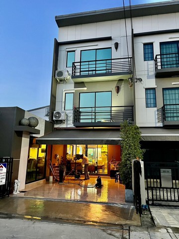 ขายทาวน์โฮม 3 ชั้น หลังริม บ้านกลางเมือง พหลโยธิน-รามอินทรา แขวงท่าแร้ง เขตบางเขน กรุงเทพรหัส TTR 1566 เนื้อที่ 32.70 ตารางวา 3 ห้องนอน 3 ห้องน้ำ สระว่ายน้ำสระเกลือ มีห้องเก็บของ ห้องซักล้าง หน้าบ้านหันทิศใต้ หน้ากว้าง 8 เมตร แอร์ 8 เครื่อง จอดรถ 2 คันขายบ้านเปล่า + ส่วนที่บิ้วอินท์ติดถนนใหญ่ 5 นาที ถึงรถไฟฟ้าสายสีเขียว เชื่อมต่อ รถไฟฟ้าและทางด่วนพร้อมเชื่อมต่อการเดินทา