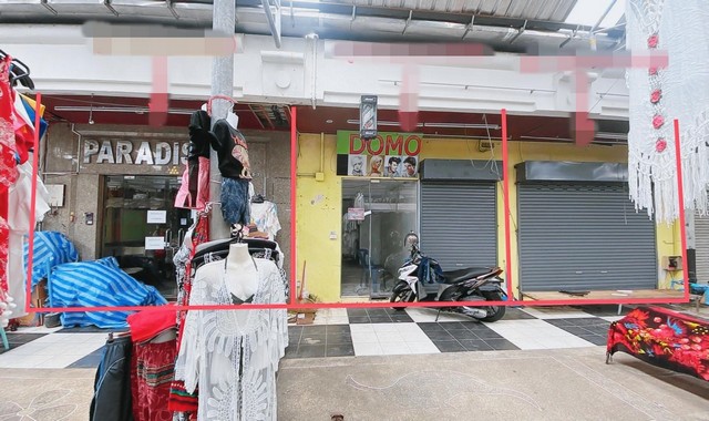 รายละเอียดเพิ่มเติมCode ID :  PKK04-04882ราคาขาย       26,686,000 บาท- ขนาดพื้นที่ :   36 ตร.ว- พื้นที่ใช้สอย :   720 ตร.ม- จำนวนห้อง :  23 ห้องนอน  25 ห้องน้ำ (3 คูหา)- ที่จอดรถ :   1 คัน- อาคารพาณิชย์ :  5 ชั้น- อาคารพาณิชย์หันทางทิศ : -- อายุอาคาร :    36 ปีพิกัดทรัพย์ :   https://maps.app.goo.gl/TvqkcMxNBpD4gxE76สถานที่ใกล้เคียง- ใกล้โรงพยาบาลป่าตอง- ใกล้มินิ​บิ๊กซี​ซอยคลองบางวัด- ใกล้เซ็นทรัล ป่าตอง- ใกล้บิ๊กซี เอ็กซ์ตร้า ภูเก็ต 2 สาขาจังซีล�