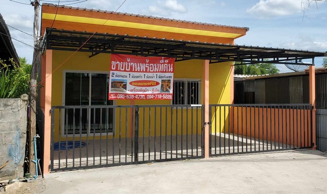 เจ้าของขายเอง บ้านใหม่บ้านเดี่ยว บรรยากาศดี ติดถ.พหลโยธิน ตาคลี จ.นครสวรรค์------------ 2ห้องนอน 1ห้องครัว 1ห้องรับแขก 1ห้องน้ำ- หน้าบ้านกว้างจอดรถได้ 2-3 คัน- พื้นที่ 37.6 ตารางวา- พื้นที่ใช้สอย 148 ตารางเมตร- อยู่ใกล้ติด ถ.พหลโยธิน- ใกล้ศูนย์การค้า bigC lutus- โรงเรียนตาคลีประชาสรรค์- ใกล้วัด ชอนเจริญธรรมราคา 990,000 บาทสนใจสอบถาม 0947185226ถ.พหลโยธิน ต.ตาคลี อ.ตาคลี จ.นครสวรรค์