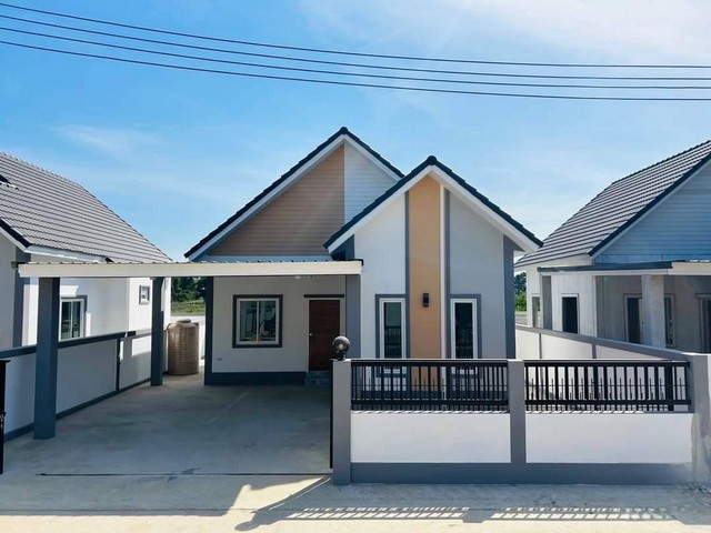 ขายบ้านใหม่โครงการบ้านเย็นใจเฟส 3 ใกล้โลตัสปราณบุรี อำเภอปราณบุรี จังหวัดประจวบคีรีขันธ์##รายละเอียดและติดตั้งทรัพย์-บ้านเดี่ยวโครงการบ้านเย็นใจเฟส 3 ตั้งอยู่ตำบลเขาน้อย อำเภอปราณบุรี จังหวัดประจวบคีรีขันธ์-ขนาดพื้นที่ 42 ตารางวาจำนวน 2 ห้องนอน 2 ห้องน้ำ 1 ห้องนั่งเล่น 1 ครัวสามารถจอดรถได้ 2 คัน-ใกล้โลตัสปราณบุรี-ฟรีแอร์เฟอร์นิเจอร์ ผ้าม่านมิเตอร์น้ำไฟ ปั๊