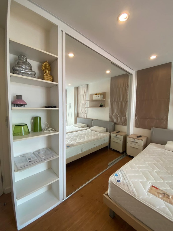 BH2595 ให้เช่าคอนโด บ้านสิริ สีลม BAAN SIRI SILOM CONDOMINIUM  เฟอร์นิเจอร์ครบพร้อมเข้าอยู่  ขนาดห้อง 46 ตรม.ชั้น6contact : คุณบัว Bua Agent 0936464597, 0826914598Line : Bua093ราคาเดือนละ 23,000 บาท  BH2595 คอนโด ชั้น6 สูง25 ชั้น 1ห้องนอน 1ห้องนำ้-แอร์ 2 เครื่อง -ไมโครเวฟ 1 เครื่อง -ทีวี 1 เครื่อง -ตู้เย็น 1 ตัว -เครื่องซักผ้า -โซฟา -โต๊ะ+เก้าอี้รับประทานอาหาร   สถานที่สำคัญใกล้เคียง - BTS สุรศักดิ์- โรงเรียนกรุงเทพคริสเตียน- รพ.เซนหลุยส์การเด