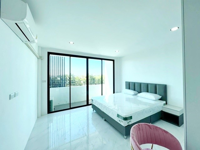 ถ.บรมราชนนี 199 เมตร ถ. สาย3 เซ็นทรัล​ ปิ่นเกล้า รีโนเวทใหม่ ไม่เคยอยู่ ให้เช่าพาณิชย์ 4 ชั้น ตกแต่งพร้อมอยู่ 30ตรว. 245ตรม. 3นอน 3จอดรถ