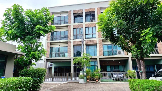 RTJ1589ให้เช่าทาวโฮม4 ชั้น หลังมุม บ้านลุมพินี ทาวน์ เรสซิเดนซ์ บางนา-ศรีนครินทร์ ใกล้Central บางนาพื้นที่รวม 33.7 ตารางวา พื้นที่ใช้สอย 242.5 ตารางเมตร 4ห้องนอน 4ห้องน้ำ จอดรถ 2สนใจติดต่อคุณเจี๊ยบ 092-851-6969Line: keti2522ราคาเช่า 40,000 บาท /เดือน  สัญญาขั้นต่ำ 3 ปีถ. ศรีนครินทร์ บางนาใต้ เขตบางนา กรุงเทพมหานคร 10260บ้านลุมพินี ทาวน์ เรสซิเดนซ์ บางนา-ศรีนครินทร์เหมาะกับครอบครัว ห้องนอนห้องน้ำเยอะ