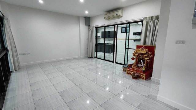 ให้เช่าทาวโฮม ใกล้Central บางนา หลังมุม  4 ชั้น  บ้านลุมพินี ทาวน์ เรสซิเดนซ์ บางนา-ศรีนครินทร์