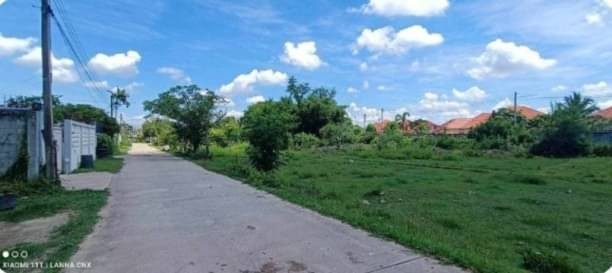 ขายที่เปล่า สี่เหลี่ยมสวย 2.8 ล้าน เนื้อที่ 200 ตรว. #โซนหางดง #เหมาะสำหรับสร้างบ้าน สงบ ใกล้เมือง #ใกล้นานาชาติปัญญาเด่น 2 นาทีสถานที่ใกล้เคียงใกล้นานาชาติปัญญาเด่น 900 ม. (2 นาที)กาดฝรั่ง 2.5 กม. (5 นาที)ตลาดสดหางดง 2 กม. (4 นาที)เข้าเมือง เซ็นทรัล แอร์พอร์ต / สนามบินเชียงใหม่ 13 กม.(23 นาที )ขาย 2.8 ล้าน รวมโอน #ต่อรองได้บริ​การยื่น​สินเชื่อ​ทุก​ธนาคาร​ฟรี​ ไม่มีค่าใช้จ่ายเอกสารที