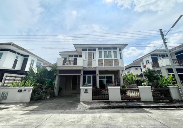 ให้เช่า 23,000 บาท/เดือน ขาย 3.6 ล้าน 54.2 ตรว. บ้านเดี่ยว 2 ชั้น #อรสิริน3 #สันปูเลย #ดอยสะเก็ด ตกแต่งครบพร้อมเข้าอยู่ #วงแหวนรอบนอก #ใกล้เซ็นทรัลเฟสติวัลพื้นที่บ้าน 54.2 ตรว.พื้นที่ใช่สอย 156 ตรม.3 ห้องนอน 3 ห้องน้ำ1 รับแขกใหญ่1 ห้องครัว1 ห้องเก็บของ1 ระเบียง(ชั้น 2)สวนรอบบ้าน1 โรงจอดรถแอร์ 3 ห้องนอน 1 ห้องรับแขก ห้องครัวมีเค้าเตอร์หินแกรนิตพร้อมซิ่งน้ำสแตนเลส ตู้เย็นขนาดใหญ่ 4 ประต