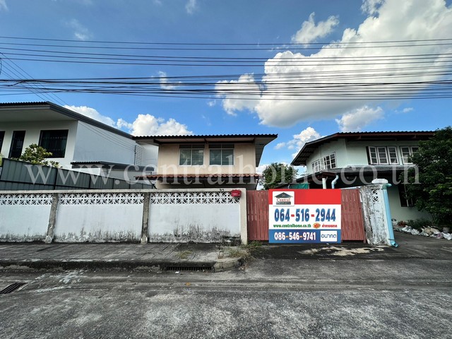 รหัสทรัพย์  4828บ้านเดี่ยว หมู่บ้านนักกีฬาแหลมทอง ซอย 15ที่ตั้ง : ซอยนักกีฬาแหลมทอง 15 แขวงทับช้าง เขตสะพานสูง กรุงเทพมหานคร 10250รายละเอียดทรัพย์ - บ้านเดี่ยว 2 ชั้น, ขนาดที่ดิน 72 ตารางวา, พื้นที่ใช้สอย 200 ตารางเมตร- 2 ห้องนอน, 2 ห้องน้ำ, 1 ห้องนั้งเล่น, 1 ห้องครัว, 3 ที่จอดรถ- รีโนเวททั้งหลังแล้วพร้อมอยู่- มีพื้นที่สวนหลังบ้านสถานที่และทำเลใกล้เคียง - สถานีรถไฟฟ้า Airport link บ้านทั