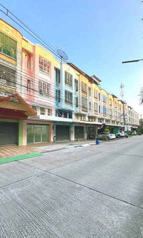 ตึกแถว 4 ชั้นครึ่ง ค้าขายได้ ติดถนน ใจกลางเมืองระยอง ผ่อน 9900 - หมู่บ้านเพลินใจ 2 พื้นที่ 20 ตารางวา 2 ห้องนอน 3 ห้องน้ำ - ใกล้ รร อัสสัมชัญ รพ กรุงเทพระยอง สนามกีฬาจังหวัดระยอง ทำเลดีมาก ใกล้เซเว่น สนนราคา 2.45 ล้าน เงินเดือน 23,000 บาทกู้ได้ กู้ได้เต็ม 100% ขายต่ำกว่าราคาประเมิน ดำเนินเรื่องสินเชื่อธนาคารให้ฟรี โดยไม่ต้องเตรียมค่าใช้จ่ายใดๆ อยากมีบ้านเป็นของตัวเอง แต่ไม่