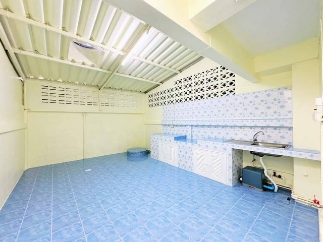 ตึกแถว 4 ชั้นครึ่ง ค้าขายได้ ติดถนน ใจกลางเมืองระยอง ผ่อน 9900