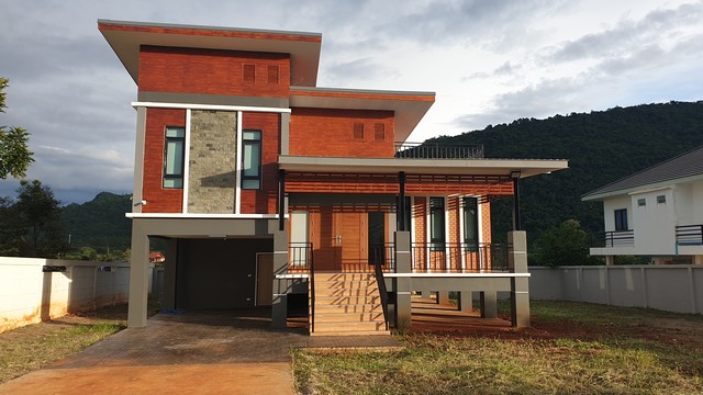#ขายบ้านเดี่ยวเขาใหญ่ ติดเขา วิวสวย ไม่เปลี่ยว เดินทางสะดวกมาก #โครงการ : เดอะกรีนวิว เขาใหญ่ (The Green View Khaoyai)#ที่ตั้ง : ต.หนองน้ำแดง อ.ปากช่อง จ.นครราชสีมา#ราคา : 9,300,000 บาท#รายละเอียดเพิ่มเติมสูง : 2 ชั้นเนื้อที่ : 300 ตรว.พื้นที่ใช้สอย : 180.00 ตารางเมตรกว้าง : 24.00 เมตร ลึก : 50.00 เมตรห้องนอน : 3 ห้องห้องน้ำ : 2 ห้องห้องอื่นๆ : 1 ห้องครัว, ดาดฟ้า, ระเบียงหน้าบ้าน , ระเบียงหลังบ้านจอดรถได้ : 5 คันทิศ 