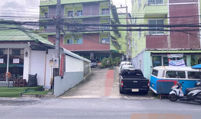 รายละเอียดเพิ่มเติมCode ID :    PKK04-06315ราคาขาย        22,600,000 บาท- ขนาดพื้นที่ :   43 ตร.ว- พื้นที่ใช้สอย :     444.48 ตร.ม- จำนวนห้อง :    17 ห้องนอน 18 ห้องน้ำ (2 คูหา)- ที่จอดรถ :    1 คัน- อาคารพาณิชย์ :    4 ชั้น- อาคารพาณิชย์หันทางทิศ : -- อายุอาคาร :      11 ปีพิกัดทรัพย์   :     https://maps.app.goo.gl/CC1F3qzzyntvVbaR9สถานที่ใกล้เคียง- ใกล้โรงพยาบาลป่าตอง- ใกล้มินิ​บิ๊กซี​ ซอยคลองบางวัด- ใกล้เซ็นทรัล ป่าตอง- ใกล้บิ๊กซี เอ็กซ์ตร้า ภูเก็ต 2 สาขา�