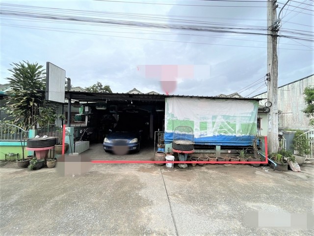 รายละเอียดเพิ่มเติมCode ID : PKK02-15063ราคาขาย       2,400,000 บาท- ขนาดพื้นที่ :  45.80 ตร.ว - พื้นที่ใช้สอย :   126.50 ตร.ม- จำนวนห้อง :   2 ห้องนอน 1 ห้องน้ำ - ที่จอดรถ :   1-2 คัน- บ้านเดี่ยว :     1 ชั้น- บ้านเดี่ยวหันทางทิศ : -- อายุอาคาร :    17 ปี พิกัดทรัพย์    :    https://maps.app.goo.gl/fkMGKtP9EhZ8qx7s9สถานที่ใกล้เคียง- ใกล้โลตัส โกเฟรช ราชภัฎสุราษฎร์ธานี- ใกล้มินิบิ๊กซี ถนนสร้างตนเอง2สุราษฏร์ธานี - ใกล้โลตัส โกเฟรช มอ สุราษฎร์ธานี - ใกล้มห