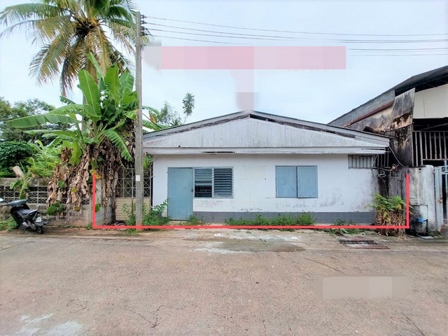 รายละเอียดเพิ่มเติมCode ID : PKK02-14238ราคาขาย       2,638,000 บาท- ขนาดพื้นที่ :  85.50 ตร.ว - พื้นที่ใช้สอย :   252 ตร.ม- จำนวนห้อง :   - ห้องนอน - ห้องน้ำ - ที่จอดรถ :   1-2 คัน- บ้านเดี่ยว :     1 ชั้น- บ้านเดี่ยวหันทางทิศ : -- อายุอาคาร :    32 ปี พิกัดทรัพย์    :    https://maps.app.goo.gl/AbKxxD1cpwN7Cnqq7สถานที่ใกล้เคียง- ใกล้โลตัส โกเฟรช ศรีวิชัย ซอย 21 สุราษฎร์ธานี - ใกล้เทสโก้ โลตัส เอ็กซ์เพรส ตลาดสำเภาทอง- ใกล้โรงพยาบาลสุราษฏร์ธานี- ใกล้วิท�