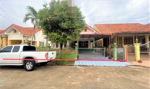 รายละเอียดเพิ่มเติมCode ID : PKK02-12922ราคาขาย       2,389,000 บาท- ขนาดพื้นที่ :  83.30 ตร.ว - พื้นที่ใช้สอย :   133.50 ตร.ม- จำนวนห้อง :   - ห้องนอน - ห้องน้ำ - ที่จอดรถ :   1-2 คัน- บ้านเดี่ยว :     1 ชั้น- บ้านเดี่ยวหันทางทิศ : -- อายุอาคาร :    18 ปี พิกัดทรัพย์    :    https://maps.app.goo.gl/kCSxFK6zKC1oSkcE7สถานที่ใกล้เคียง- ใกล้บิ๊กซี ซูเปอร์เซ็นเตอร์ สุราษฎร์ธานี - ใกล้โรงเรียนวัดท่าทอง- ใกล้โรงเรียนวัดโพธิ์นิมิต- ใกล้วัดวิภาวดีกาญจนา สุรา�