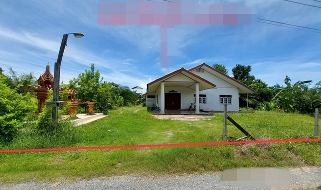 รายละเอียดเพิ่มเติมCode ID : PKK02-12910ราคาขาย       4,239,000 บาท- ขนาดพื้นที่ :   576.70  ตร.ว (1 ไร่ / 1 งาน / 76.70)- พื้นที่ใช้สอย :   284 ตร.ม- จำนวนห้อง :   3 ห้องนอน 1 ห้องน้ำ - ที่จอดรถ :   1-2 คัน- บ้านเดี่ยว :     1 ชั้น- บ้านเดี่ยวหันทางทิศ : -- อายุอาคาร :    10 ปี พิกัดทรัพย์    :    https://maps.app.goo.gl/wvUmuQPvcv1AVZtD8สถานที่ใกล้เคียง- ใกล้โลตัส สุราษฎร์ธานี - ใกล้โลตัส โกเฟรช สาขาตลาดไดมอนด์- ใกล้โรงพยาบาลสุราษฏร์ธานี - ใกล้โรบินสัน สุราษฎร์�