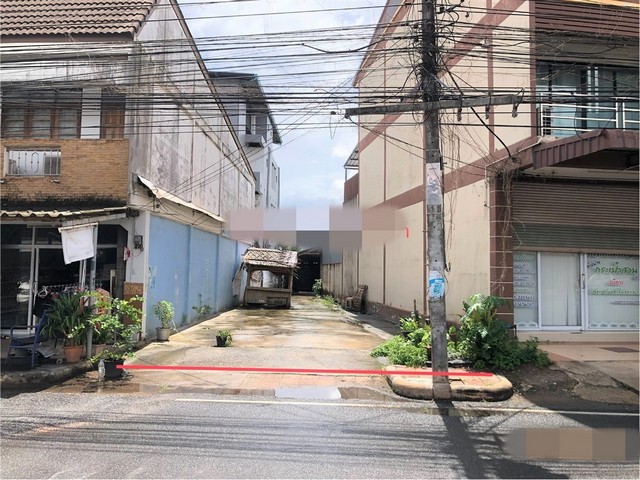 รายละเอียดเพิ่มเติมCode ID : PKK02-12826ราคาขาย       2,742,000 บาท- ขนาดพื้นที่ :   100.30 ตร.ว (1 งาน)- พื้นที่ใช้สอย :   120 ตร.ม- จำนวนห้อง :   2 ห้องนอน 1 ห้องน้ำ - ที่จอดรถ :   1-2 คัน- บ้านเดี่ยว :     1 ชั้น- บ้านเดี่ยวหันทางทิศ : -- อายุอาคาร :    22 ปี พิกัดทรัพย์    :     https://maps.app.goo.gl/dNSnmAfKpzHRjRNTAสถานที่ใกล้เคียง- ใกล้โลตัส โกเฟรช โฉลกรัฐ - ใกล้บิ๊กซี ซูเปอร์เซ็นเตอร์ สุราษฎร์ธานี- ใกล้ตลาดสดดอนนก- ใกล้แม็คโคร สุราษฎร์ธานีสอบถา�