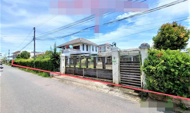 รายละเอียดเพิ่มเติมCode ID : PKK02-11842ราคาขาย       6,729,000 บาท- ขนาดพื้นที่ :   244.10 ตร.ว (2 งาน / 44.10 ตร.ว)- พื้นที่ใช้สอย :   289.30 ตร.ม- จำนวนห้อง :   4 ห้องนอน 1 ห้องน้ำ - ที่จอดรถ :   1-2 คัน- บ้านเดี่ยว :   2 ชั้น- บ้านเดี่ยวหันทางทิศ : -- อายุอาคาร :    20 ปี พิกัดทรัพย์    :     https://maps.app.goo.gl/qT2aKp2yGeh2zybD9สถานที่ใกล้เคียง- ใกล้โลตัส โกเฟรช ศรีวิชัย ซอย 21 สุราษฎร์ธานี - ใกล้โลตัส โกเฟรช สาขาตลาดไดมอนด์- ใกล้โรงพยาบาลสุราษฏร์ธานี - ใก�