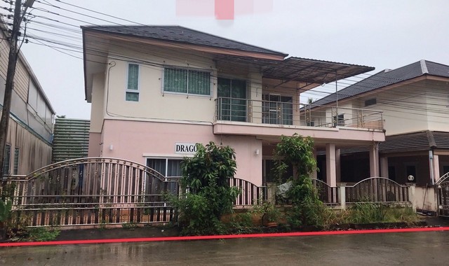 รายละเอียดเพิ่มเติมCode ID : PKK02-11665ราคาขาย       3,650,000 บาท- ขนาดพื้นที่ :   72 ตร.ว- พื้นที่ใช้สอย :   289 ตร.ม- จำนวนห้อง :   6 ห้องนอน 4 ห้องน้ำ - ที่จอดรถ :   1-2 คัน- บ้านเดี่ยว :   2 ชั้น- บ้านเดี่ยวหันทางทิศ : -- อายุอาคาร :    11 ปี พิกัดทรัพย์    :     https://maps.app.goo.gl/gVfmusLXDZVNpraP9สถานที่ใกล้เคียง- ใกล้โลตัส โกเฟรซ ตลาดล่าง- ใกล้ดูโฮม สาขาสุราษฎร์ธานี - ใกล้ตลาดสดดอนนก- ใกล้เมกาโฮม สุราษฎร์ธานีสอบถามเพิ่มเติม/นัดชมโทร. 09