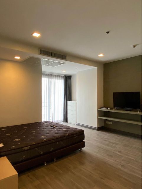 Nusasiri Grand Condo Sukhumvit 42, clean, nice, 12th floor, BTS Ekkamai.***Service for selling/renting houses, condos and giving advice. If interested, contact at any time***Interested in additional details or pictures or making an appointment to see the room?Contact Ekachai (Aui)T. 089-799-5598Line ID: @auiauiaui001 (add @ in front)Room type: 2 bedrooms, 2 bathroomsSize 75 sq m., 12th floorNew, clean room, beautifully decorated, ready to move in.details-------------------------------------------------- ------------Rental price: 36,000 baht/month-------------------------------------------------- ------------* Complete electrical appliances- Air conditioning- fridge- TV- washing machine-------------------------------------------------- ------------*Facilities worth using- Fitness room- swimming pool- Sauna & Steam- Jacuzzi (whirlpool)- green area-------------------------------------------------- ------------*Nearby important places (Based on information from Google Map)- Gateway Ekkamai